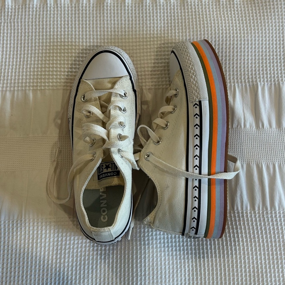 Converse Women’s Platform Canvas Low-Tops Size 5.5